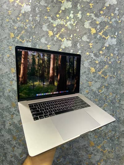  MacBook Pro 2018 — 15.4” Retina | i7 | 16GB RAM | 500GB SSD 