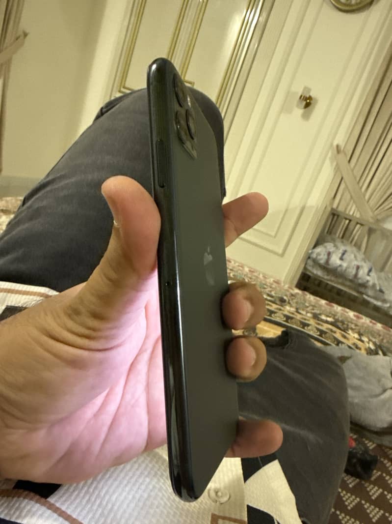 Apple iPhone 11 Pro Max 2