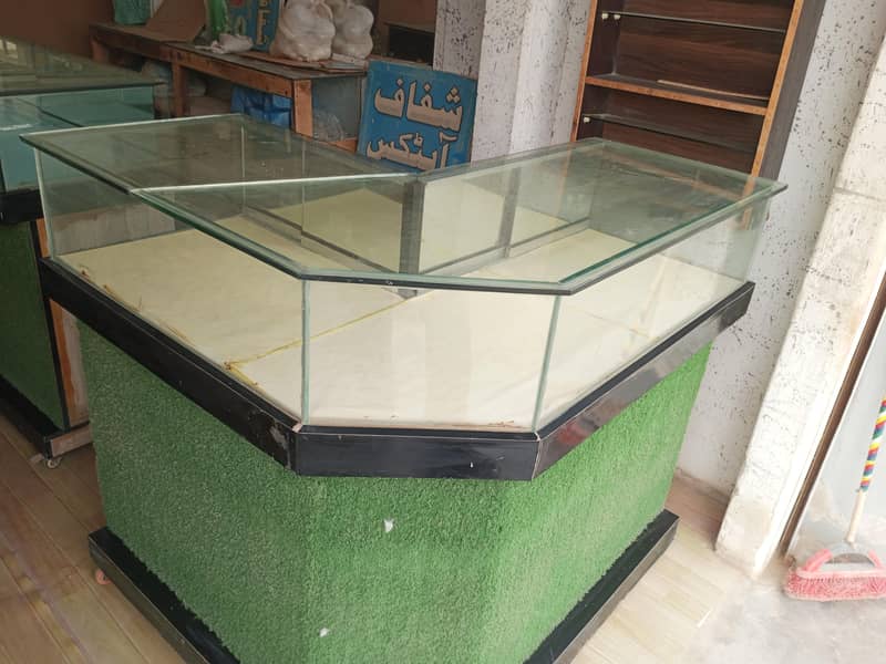 دو کائونٹرز ہیں اور ریک شیلفوں کے ساتھ 1