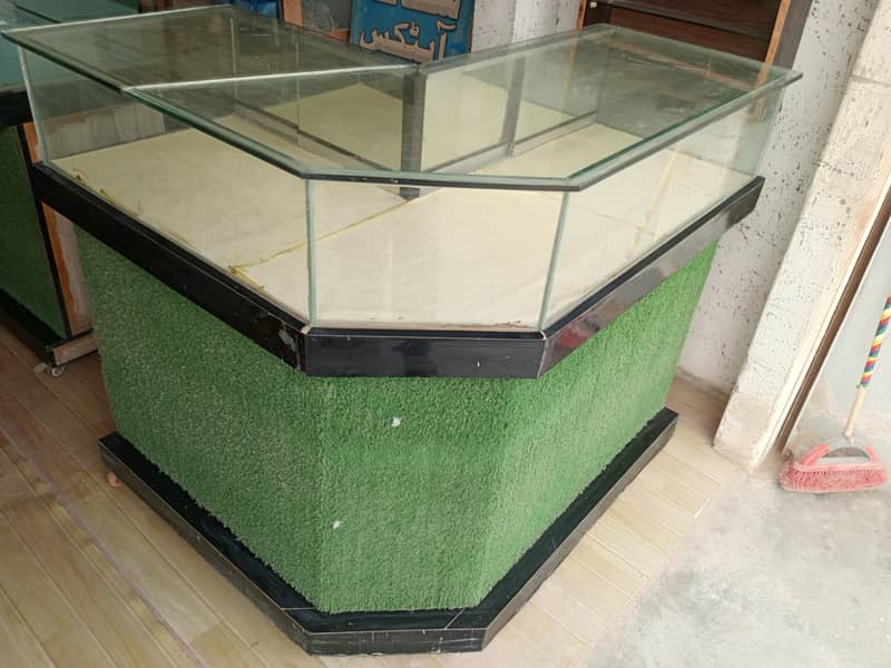 دو کائونٹرز ہیں اور ریک شیلفوں کے ساتھ 2