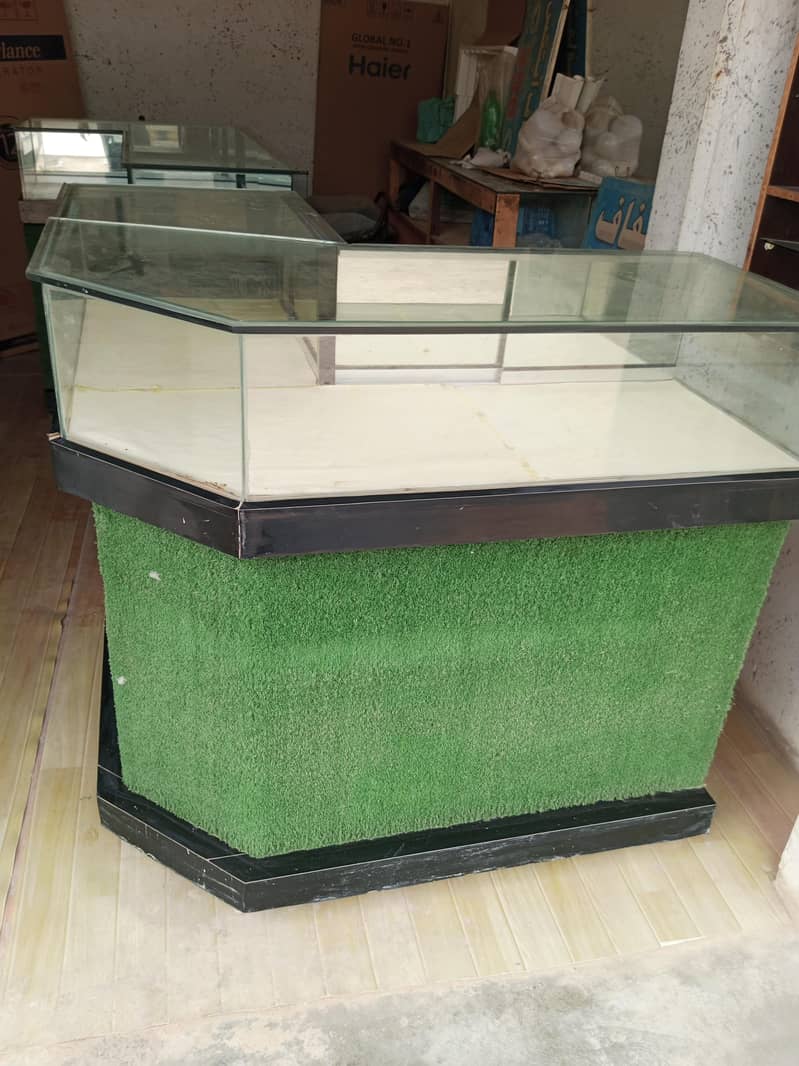 دو کائونٹرز ہیں اور ریک شیلفوں کے ساتھ 3
