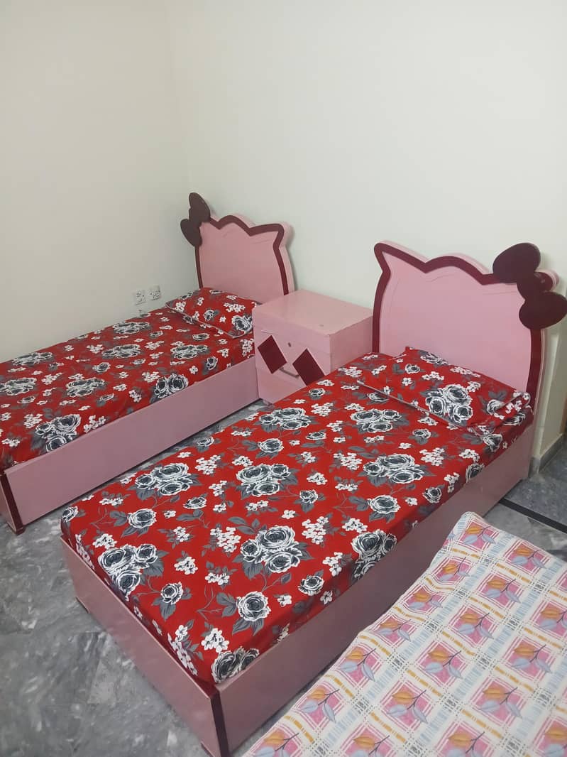  مکی ماؤس کڈز بیڈ سیٹ — 2 بیڈ، الماری اور ڈریسنگ ٹیبل 1