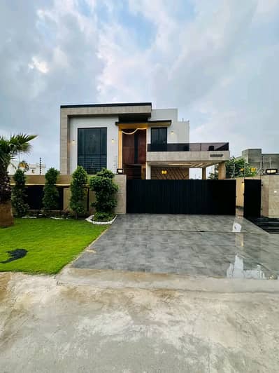 10 Marla Luxury House is Available for Rent in Bahria Town Lahore