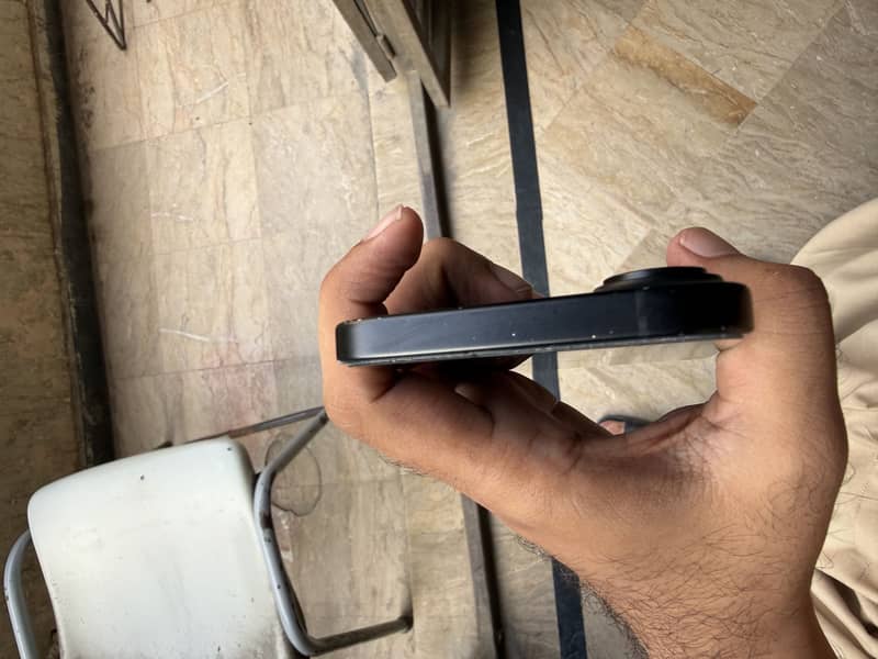 Apple iPhone 16 2