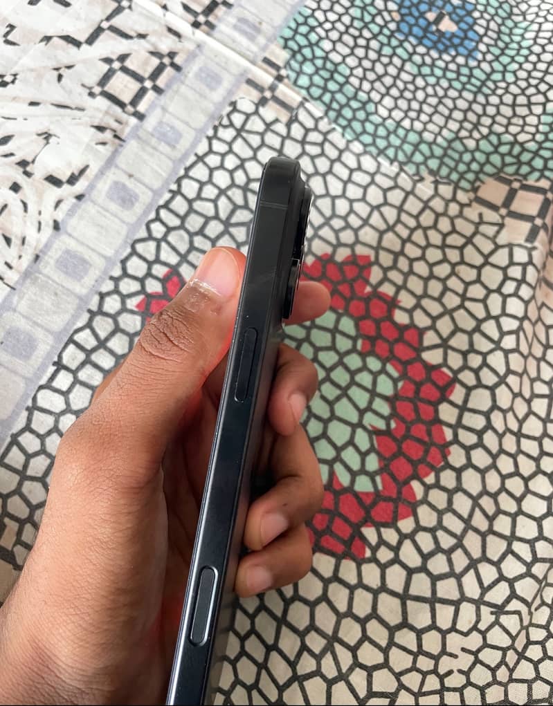 Apple iPhone 16 Pro Max 4