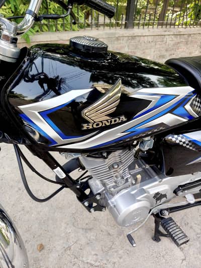 Honda 125 Model 2024/2025 Black Febulus Premium Class Honda For Sale!