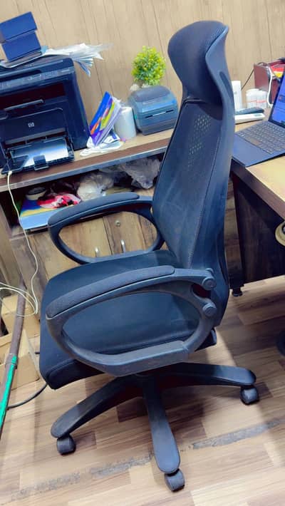 OFFICE CHAIR bohat km use hui hai almost new hai