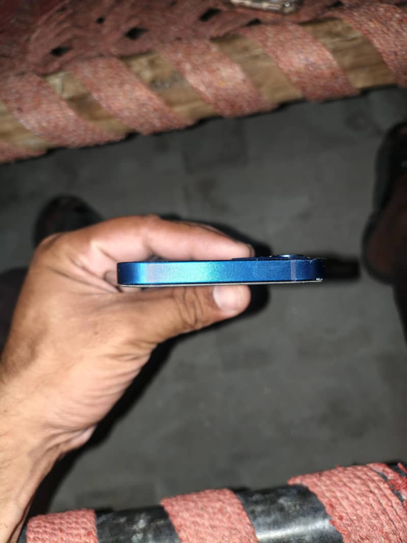 Apple iPhone 12 4