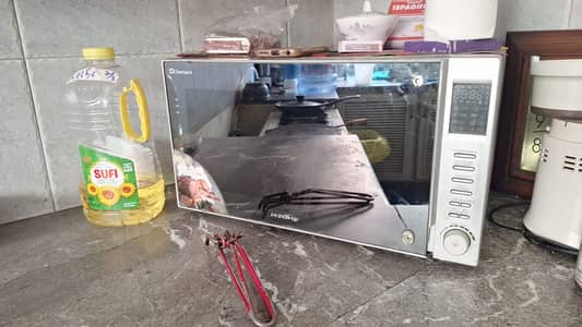 Microwave – Modern Design, Excellent Condition