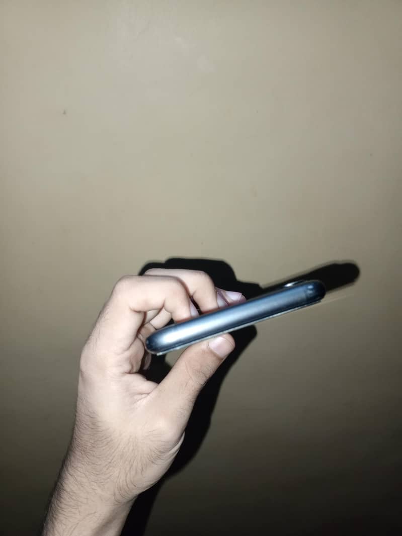 Apple iPhone 11 4