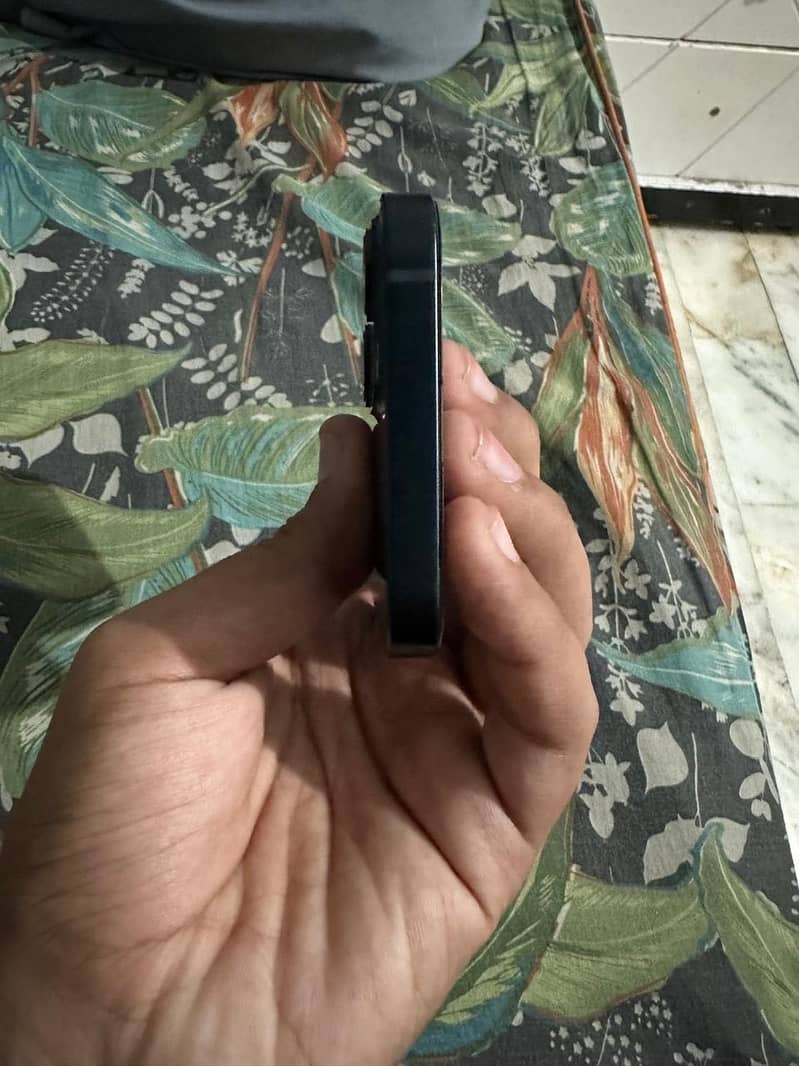 Apple iPhone 13 2