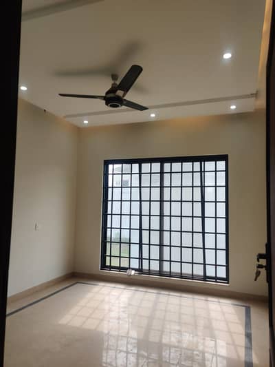 10 MARLA FLOOR AVILABLE FOR RENT