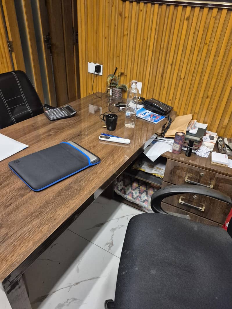 Executive Table with 2 Visitor Chairs + 2 Sofas 1