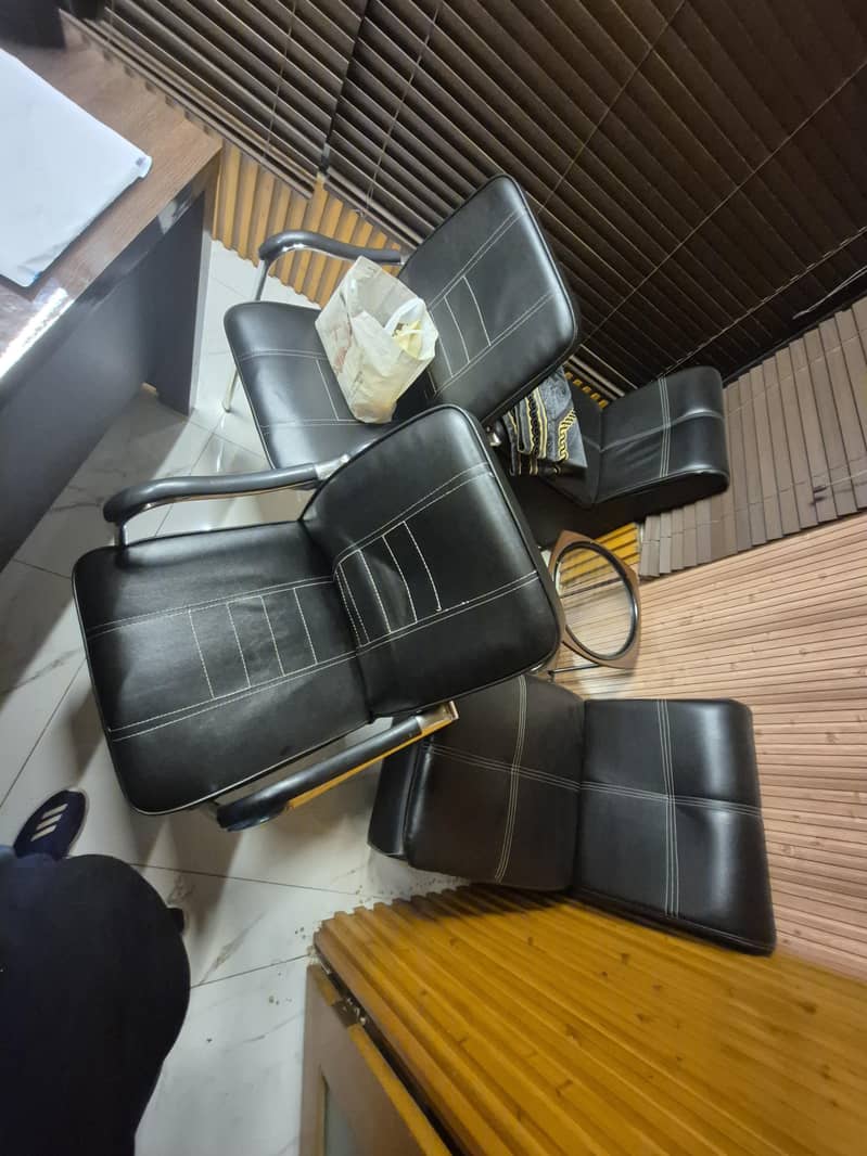 Executive Table with 2 Visitor Chairs + 2 Sofas 2