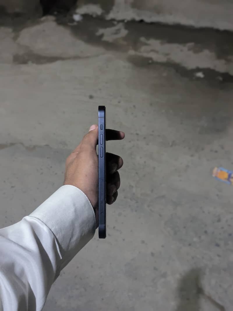 Apple iPhone 12 4