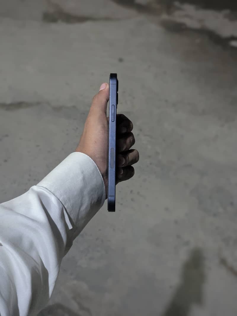Apple iPhone 12 6