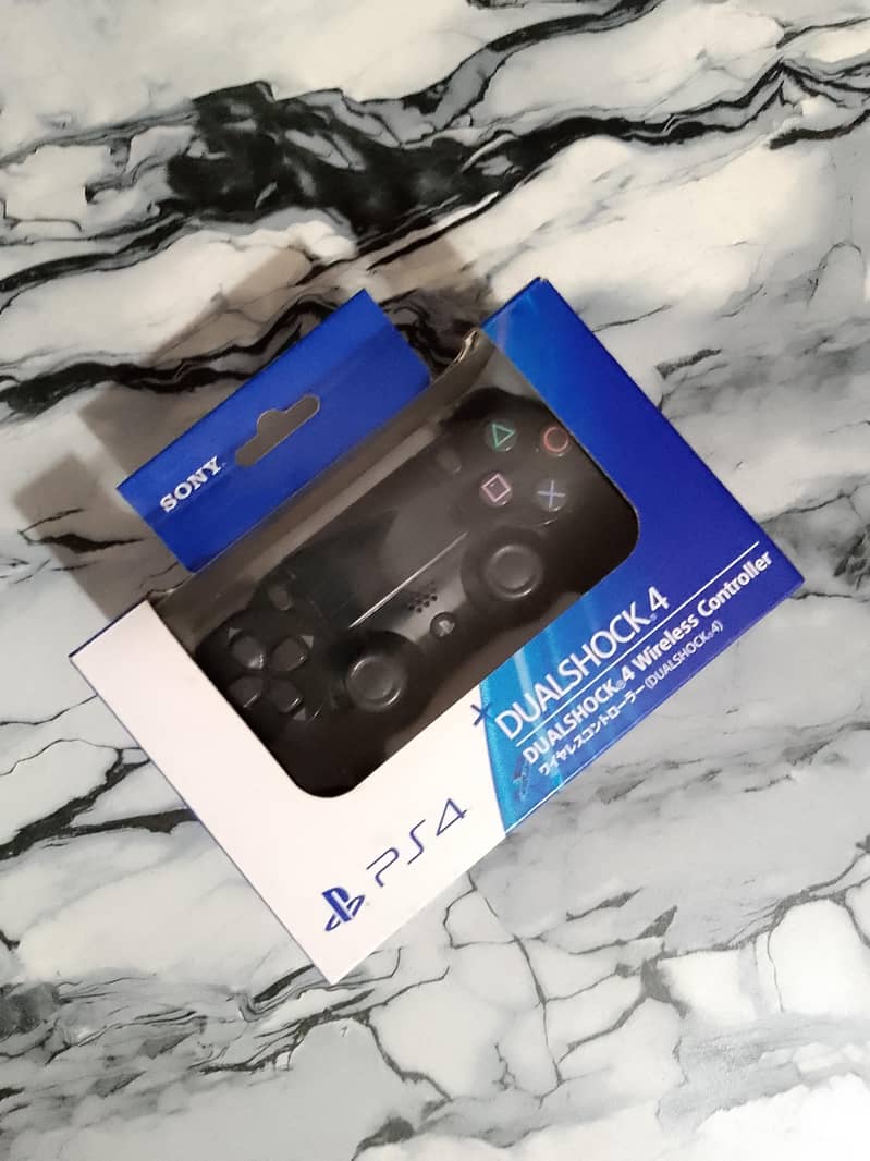 ps4 fat with 2 controllers 1