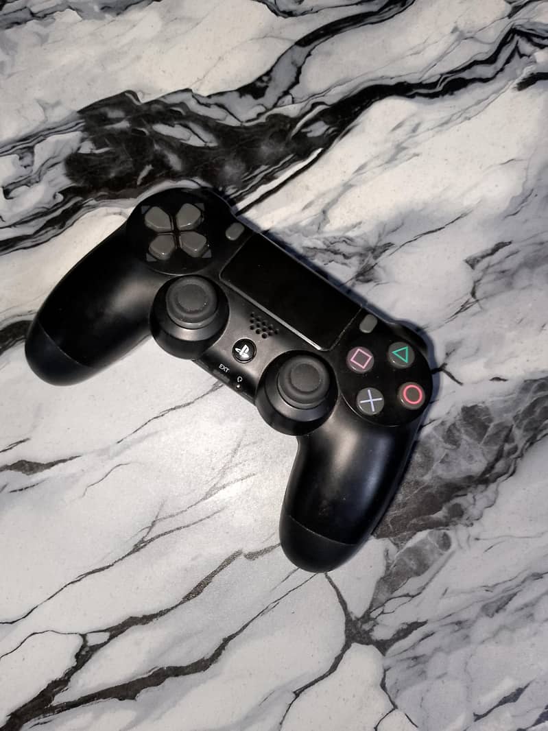 ps4 fat with 2 controllers 2