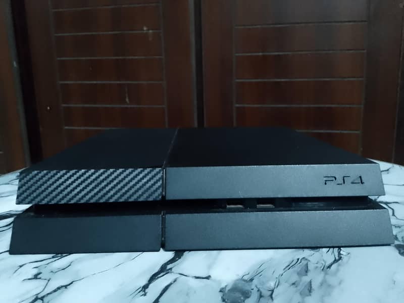 ps4 fat with 2 controllers 3