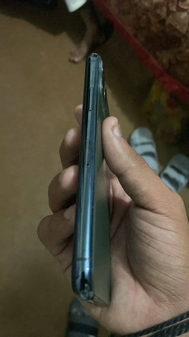 Apple iPhone 11 Pro 4