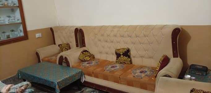 6 seater sofa sirf 3 mahiny istimal howa
