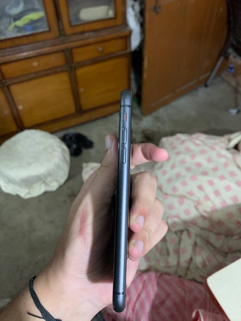 Apple iPhone 11 4