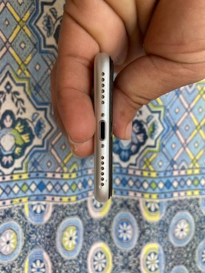 Apple iPhone SE 10