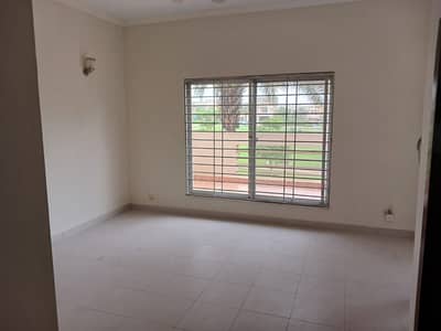 200 Square Yards Villa 3 Bedrooms Drawing Dining Prime Location Of Bahria Town Precinct 10-A For Sale