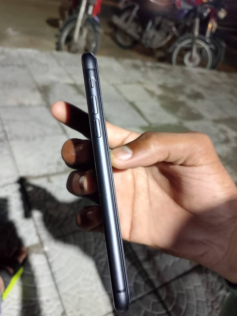Apple iPhone 11 3