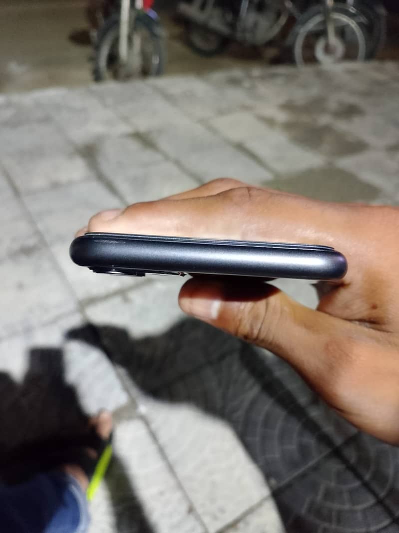 Apple iPhone 11 4
