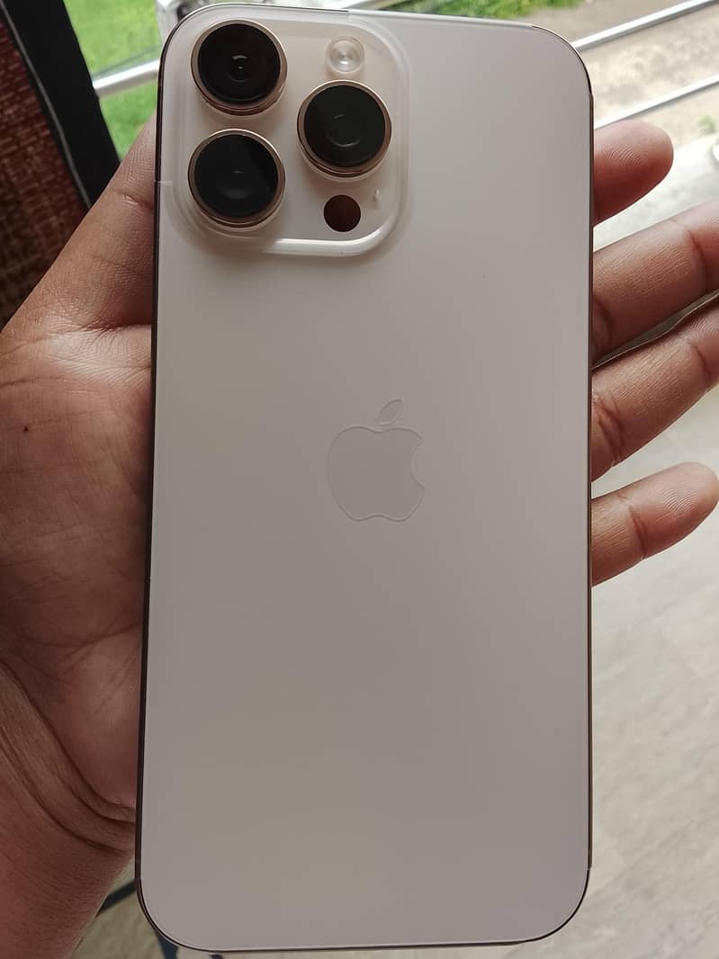 Apple iPhone 16 Pro Max 4