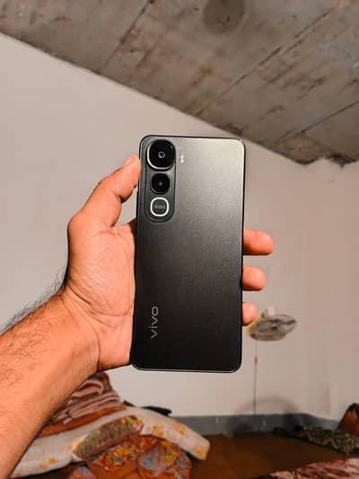 Vivo Y400 8/256 in warranty Box Charger available