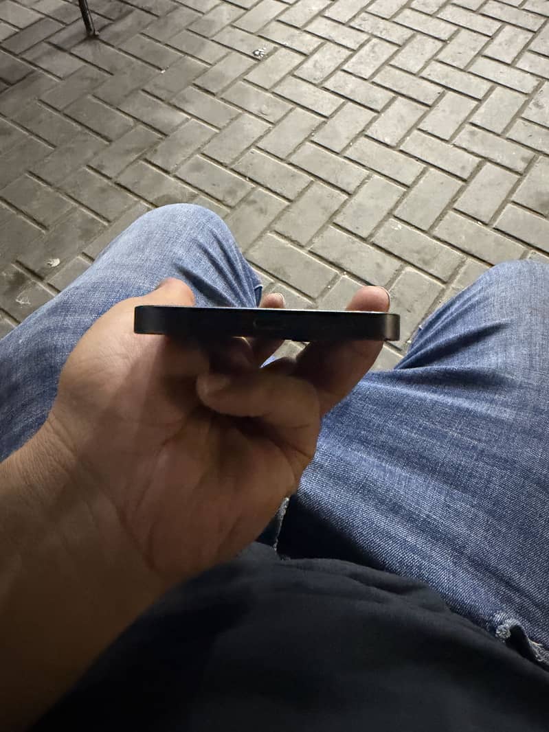 Apple iPhone 12 4