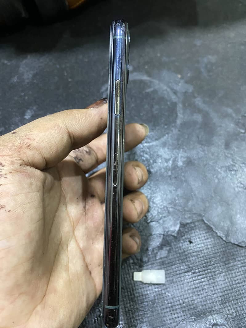 Apple iPhone 11 Pro Max 4