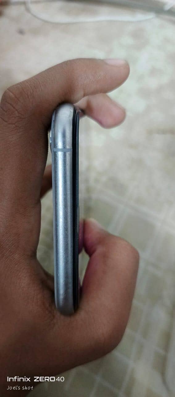 Apple iPhone XS Max 10
