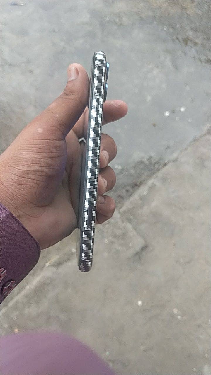 Apple iPhone 11 4