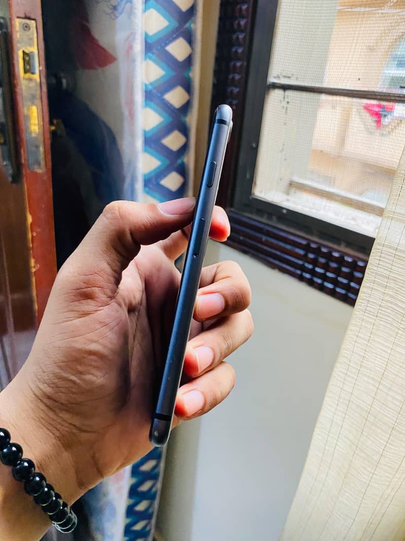 Apple iPhone 8 3