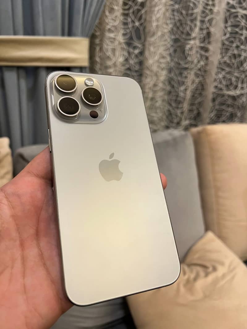 Apple iPhone 15 Pro Max 0