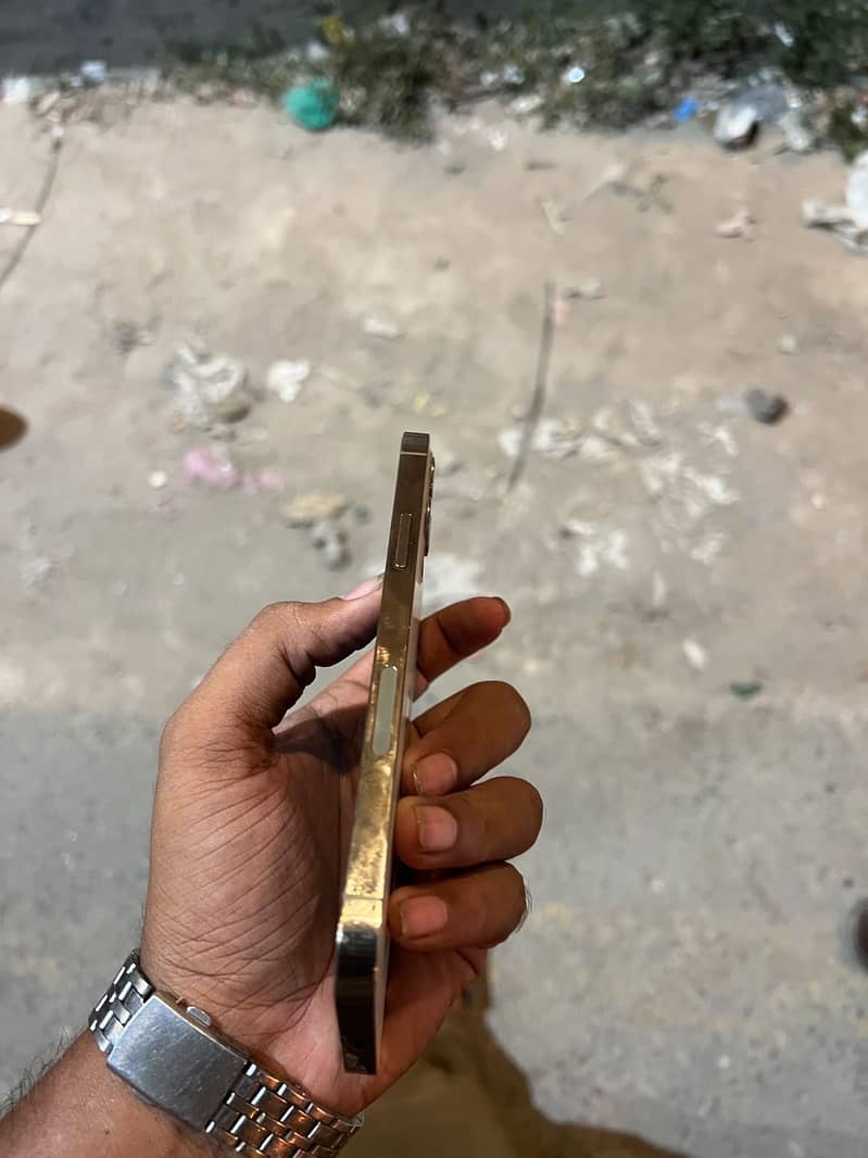 Apple iPhone 12 pro 4