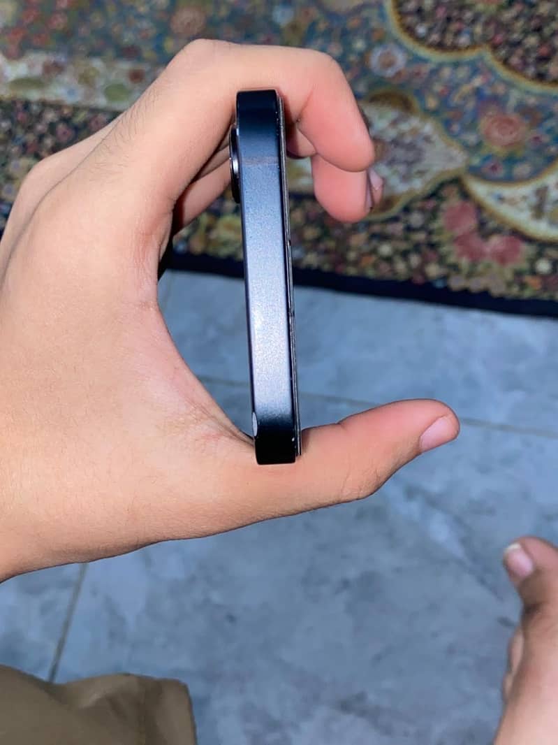 Apple iPhone 16e 0