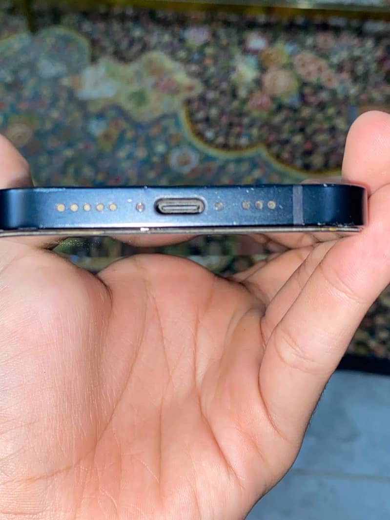 Apple iPhone 16e 1