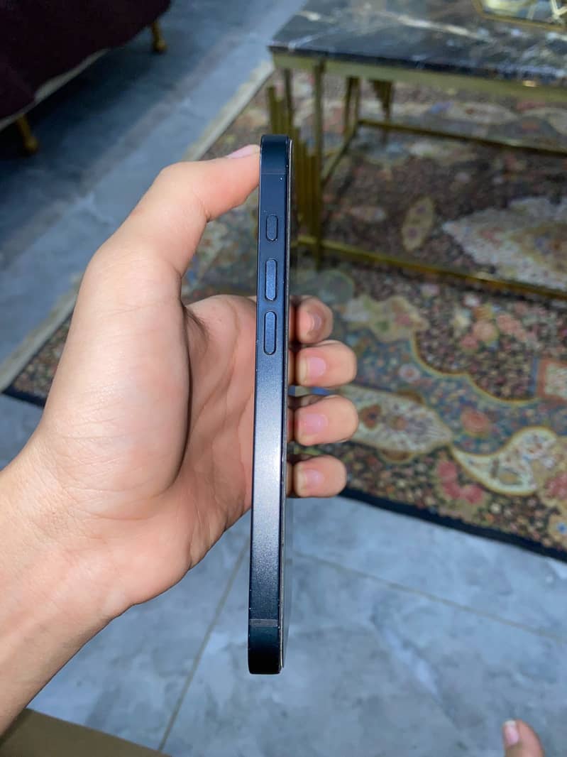 Apple iPhone 16e 2
