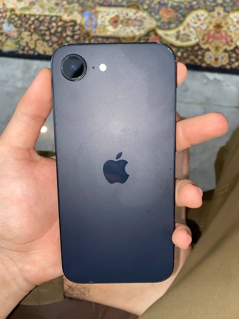 Apple iPhone 16e 3