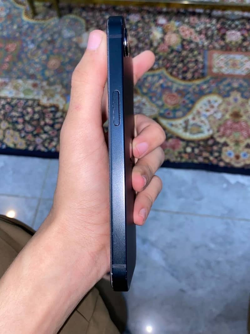 Apple iPhone 16e 4