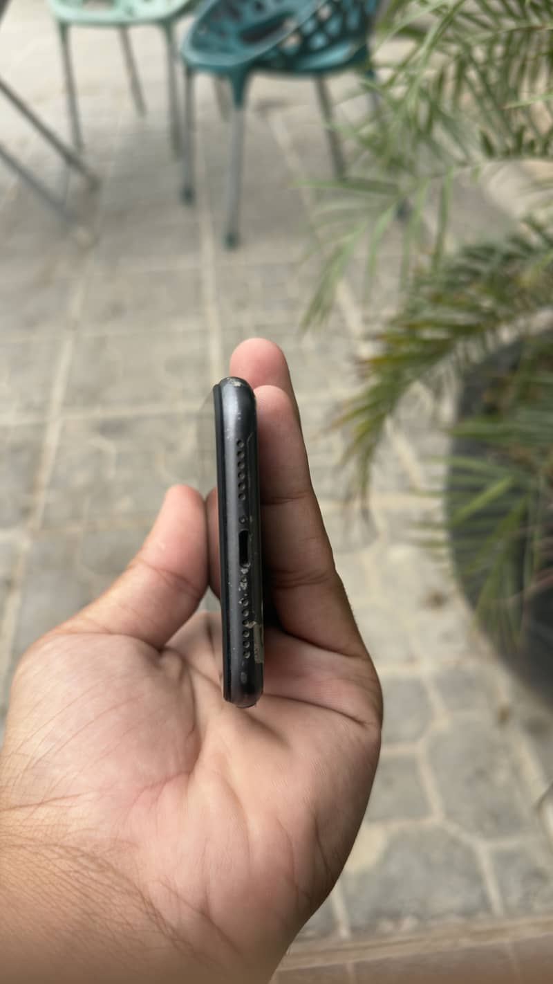 Apple iPhone 11 4