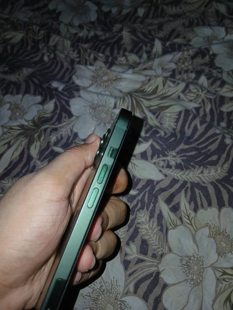 Apple iPhone 13 2