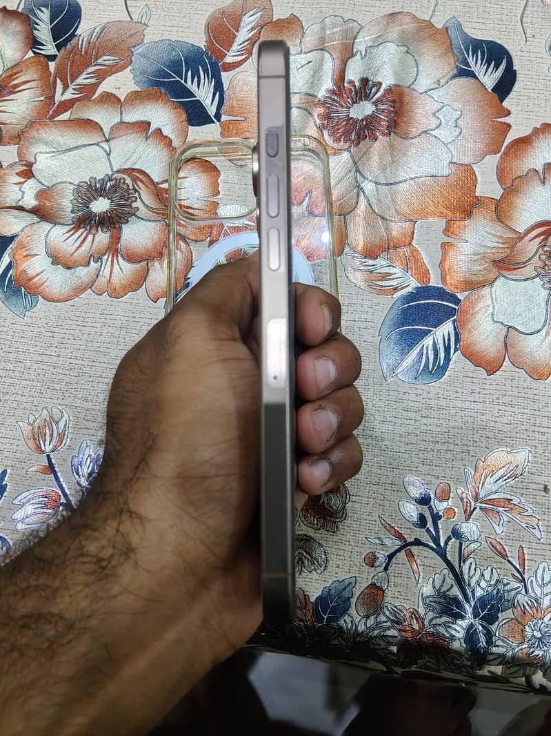 Apple iPhone 16 Pro Max 2