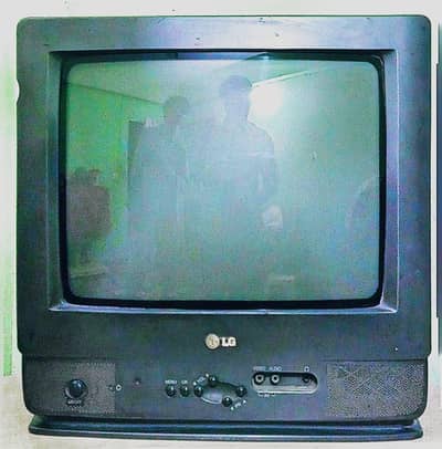 14 inch TV for sale in 5000 only need only service