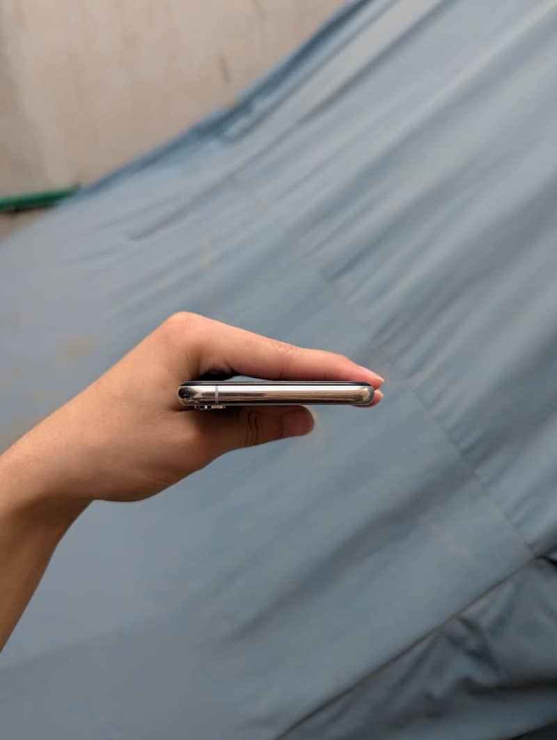 Apple iPhone XS 4