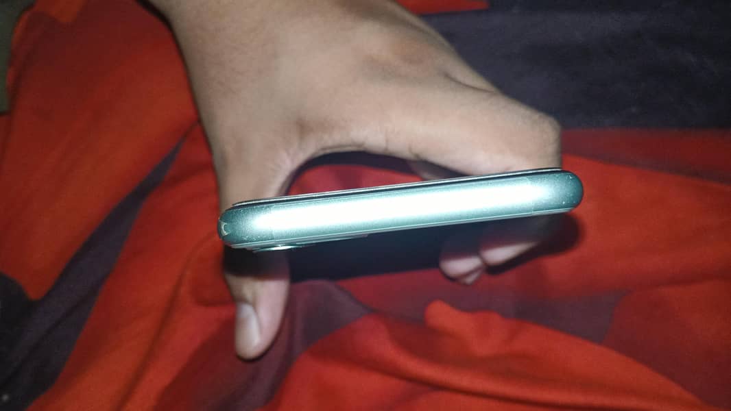 Apple iPhone 11 4
